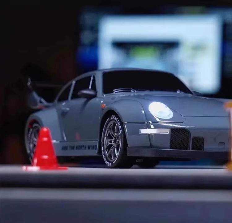 ماشین کنترلی پورشه 911 GT3 ShadowDrift 1:24، چهارچرخ محرک، دریفتدار، سرعت ۱۵+، چراغ LED و بدنه ABS مقاوم